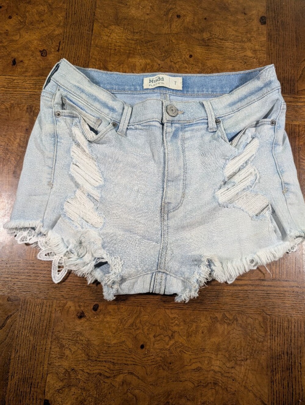 Mudd Distressed Denim Shorts Women's Size 7 Light Wash Lace Trim Raw Hem Festiva